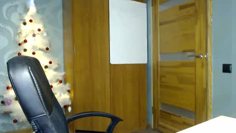 Molli  Ready for any play with you. Hottest show in pvt  Help a student earn big tokens  online show from December 25, 4:11 pm