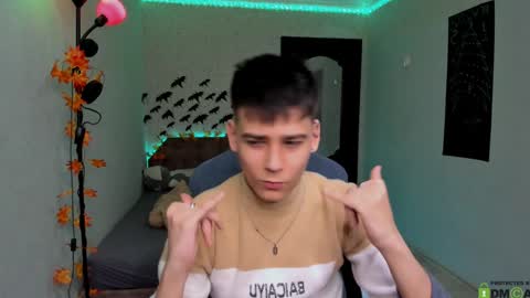 Snapshot of foxicfu chatting on December 5, 10:44 am Foxicfu online show from December 5, 10:44 am