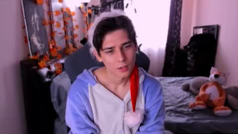 Snapshot of foxicfu chatting on December 18, 7:03 am Foxicfu online show from December 18, 7:03 am