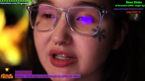 Snapshot of frogessjay chatting on December 3, 10:40 pm Jaywise Frogfoot online show from December 3, 10:40 pm