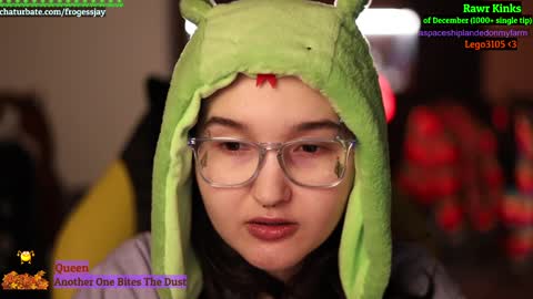 Snapshot of frogessjay chatting on December 4, 7:45 pm Jaywise Frogfoot online show from December 4, 7:45 pm