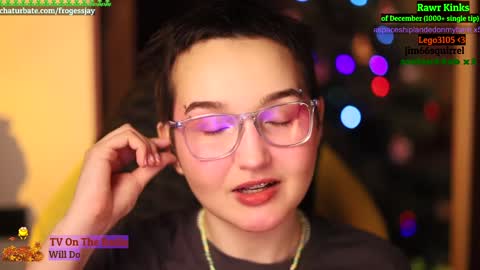 Snapshot of frogessjay chatting on December 20, 10:11 pm Jaywise Frogfoot online show from December 20, 10:11 pm