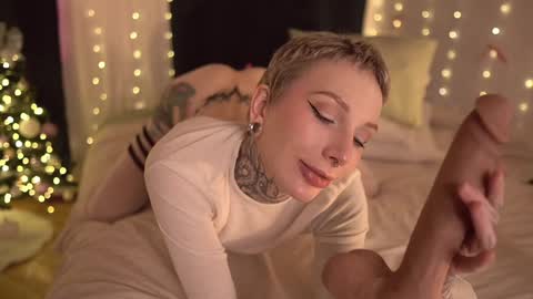 Snapshot of fuckingtoy_ chatting on December 5, 1:31 pm Eva all my links online show from December 5, 1:31 pm