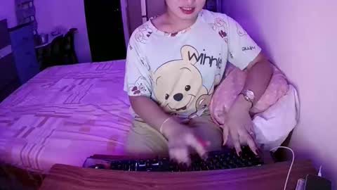 Snapshot of future_bride chatting on December 18, 1:11 am future_bride online show from December 18, 1:11 am