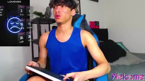 Snapshot of gael_jones chatting on December 1, 2:05 am gael_jones online show from December 1, 2:05 am