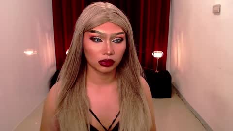 Snapshot of giaxxx01 chatting on December 8, 8:41 am Gia X online show from December 8, 8:41 am