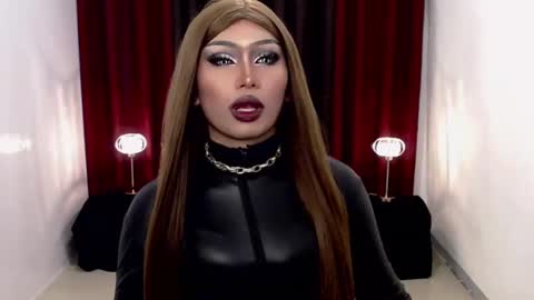 Snapshot of giaxxx01 chatting on December 9, 6:34 am Gia X online show from December 9, 6:34 am