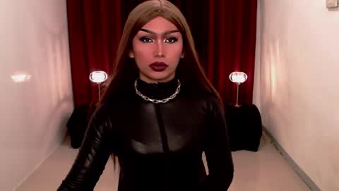 Snapshot of giaxxx01 chatting on December 20, 7:44 am Gia X online show from December 20, 7:44 am