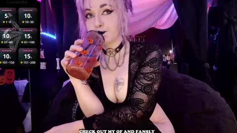 Giggles online show from September 25, 5:49 pm