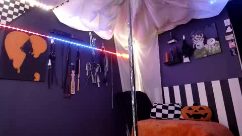 Giggles online show from November 14, 3:00 pm