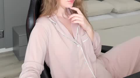 gigihadd online show from January 20, 1:11 pm