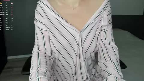 gigihadd online show from October 1, 1:50 pm