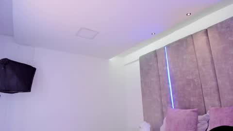     online show from March 8, 10:54 am