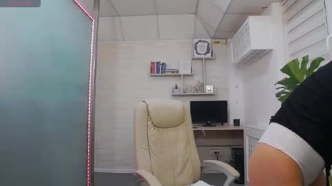 Snapshot of glamkate chatting on March 2, 6:37 am online show from March 2, 6:37 am