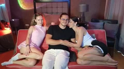   330 UTC2 girls   online show from December 17, 4:51 am