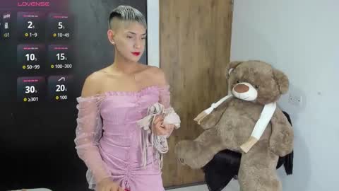 Snapshot of goldenangels1 chatting on October 31, 9:27 pm goldenangels1 online show from October 31, 9:27 pm