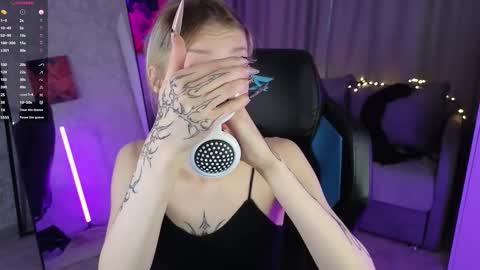 Snapshot of goth__tv chatting on October 21, 9:43 am Violeta online show from October 21, 9:43 am