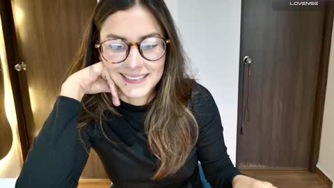 Snapshot of greta_miss chatting on November 19, 9:48 pm Emmy online show from November 19, 9:48 pm