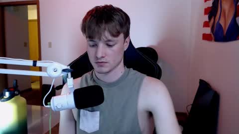 Snapshot of gucciboi4 chatting on February 2, 3:54 am gucciboi4 online show from February 2, 3:54 am