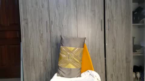 Snapshot of gulpess chatting on December 15, 11:31 pm Miss Incredible online show from December 15, 11:31 pm