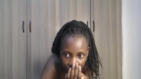 Snapshot of gulpess chatting on October 31, 12:33 am Miss Incredible online show from October 31, 12:33 am