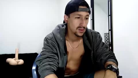 Snapshot of guykarim chatting on December 20, 7:33 am karim online show from December 20, 7:33 am