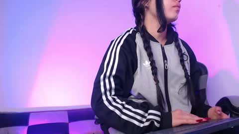 gwenhazel online show from December 1, 11:15 am