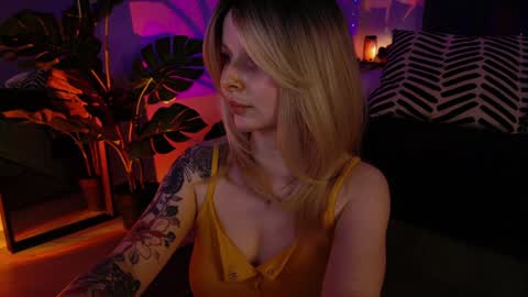 Snapshot of gwenhilton chatting on January 25, 9:04 am gwenhilton online show from January 25, 9:04 am