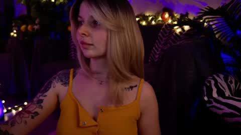 Snapshot of gwenhilton chatting on February 13, 5:48 am gwenhilton online show from February 13, 5:48 am