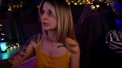 Snapshot of gwenhilton chatting on February 13, 8:48 am gwenhilton online show from February 13, 8:48 am