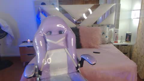 Snapshot of gyal_8_ chatting on November 6, 4:02 am gyal_8_ online show from November 6, 4:02 am