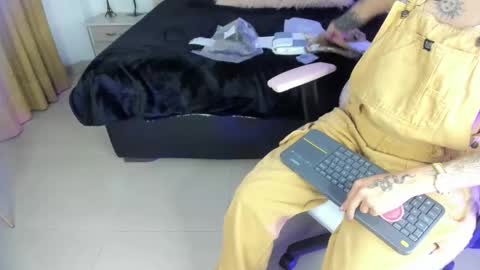 Snapshot of gyal_8_ chatting on November 29, 3:20 am gyal_8_ online show from November 29, 3:20 am