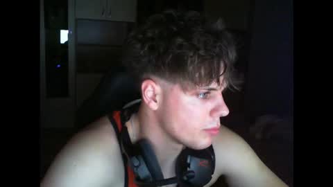 Snapshot of gymguy0505 chatting on December 16, 10:59 pm gymguy0505 online show from December 16, 10:59 pm