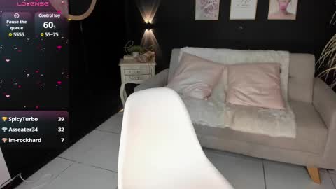 Snapshot of hanna_fost chatting on December 23, 6:05 pm im Hanna online show from December 23, 6:05 pm