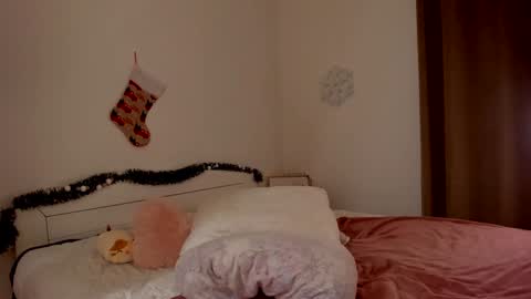 Snapshot of hannacrush chatting on December 26, 9:55 am HannahIm a simple girl who likes gifts Lovense is activeThere are legends that in this room all your wish can come true online show from December 26, 9:55 am