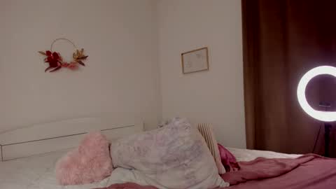 Snapshot of hannacrush chatting on February 15, 8:22 am HannahIm a simple girl who likes gifts Lovense is activeThere are legends that in this room all your wish can come true online show from February 15, 8:22 am