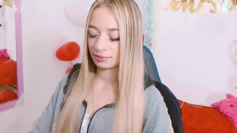 Snapshot of hannah_026 chatting on September 13, 11:43 am Hannah 027 online show from September 13, 11:43 am