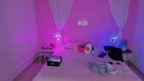 Hannah online show from February 22, 9:59 pm