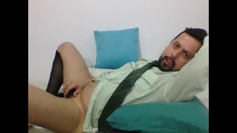 Snapshot of harry_goldenmillerx10fun chatting on December 11, 9:23 pm Harry online show from December 11, 9:23 pm