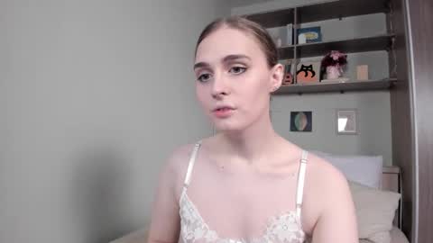 Mia online show from November 16, 7:14 am