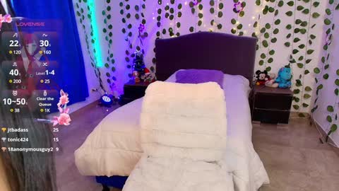 HAZEL LYNN ROSS online show from December 9, 5:19 pm