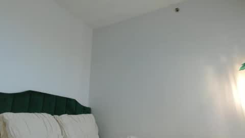 Snapshot of hazel_skye chatting on December 9, 3:22 pm Hazel online show from December 9, 3:22 pm