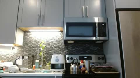 Snapshot of hazel_skye chatting on February 14, 5:57 pm Hazel online show from February 14, 5:57 pm