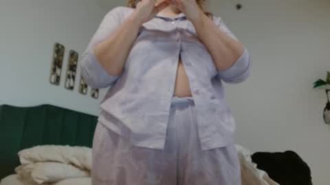 Snapshot of hazel_skye chatting on February 24, 3:09 pm Hazel online show from February 24, 3:09 pm