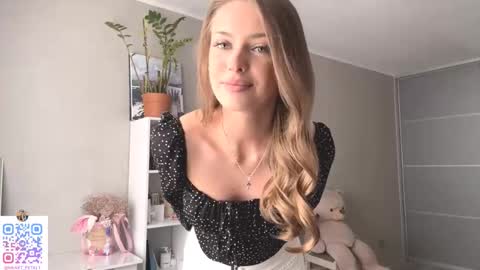 Snapshot of heart_petal chatting on October 9, 9:40 am Mona online show from October 9, 9:40 am