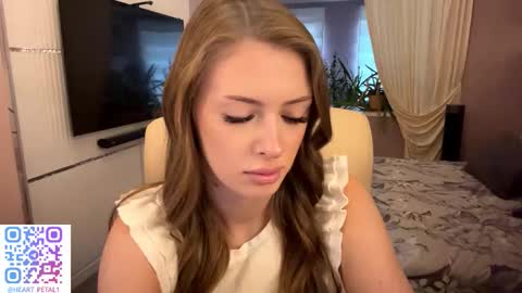 Snapshot of heart_petal chatting on November 8, 9:20 am Mona online show from November 8, 9:20 am