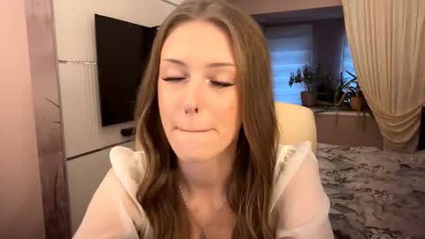 Snapshot of heart_petal chatting on November 13, 9:19 am Mona online show from November 13, 9:19 am