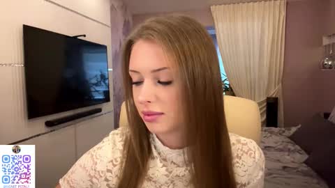 Snapshot of heart_petal chatting on November 28, 9:23 am Mona online show from November 28, 9:23 am