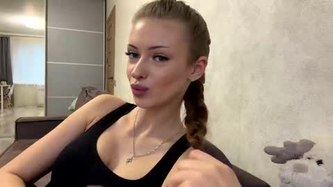 Snapshot of heart_petal chatting on December 4, 9:18 am Mona online show from December 4, 9:18 am