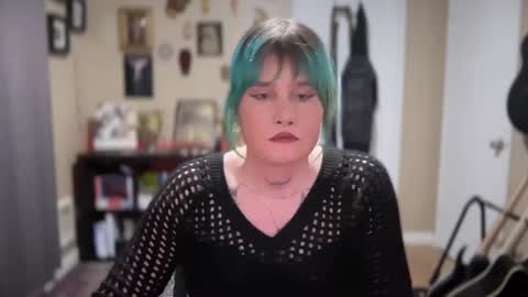 Saoirse online show from December 3, 8:27 am